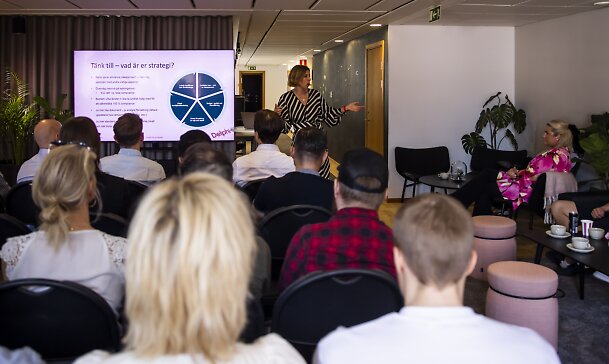 Föreläsning på Webbhuset, Agnes Hammarstrand talar om tillväxt och lönsamhet inom E-handel.
